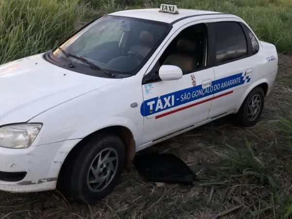 Corpo estava há aproximadamente 100 metros do táxi (Foto: Divulgação/Polícia)