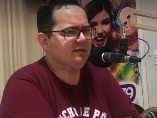 Design Carlinhos Malagueta em entrevista a Rádio Povo FM (Foto: Divulgação)