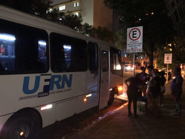 Micro-ônibus da UFRN flagrado transportando integrantes do MST após protesto (Foto: Heitor Gregório)