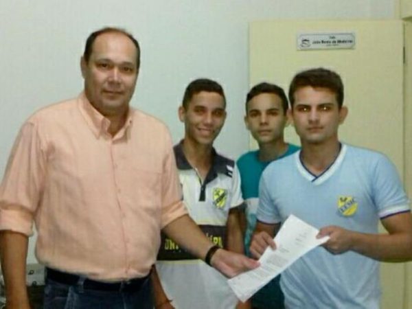 Vereador Júnior Nogueira recebendo a solicitação dos jovens da cidade de Ouro Branco (Foto: Divulgação)