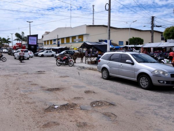 A situação precária do asfalto é alvo de reclamações da população em todas as áreas da cidade (Foto: Cedida)