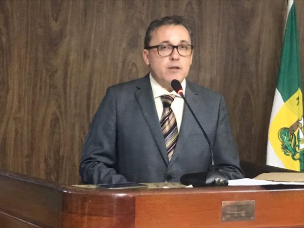 Prefeito abriu seu discurso pedindo diálogo entre os poderes que compõe a administração municipal - Foto: Divulgação