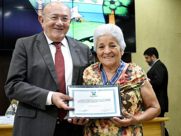 Dona Gertrudes Fernandes recebeu das mãos do parlamentar a maior honraria da Assembleia Legislativa do RN — Foto: Assessoria.