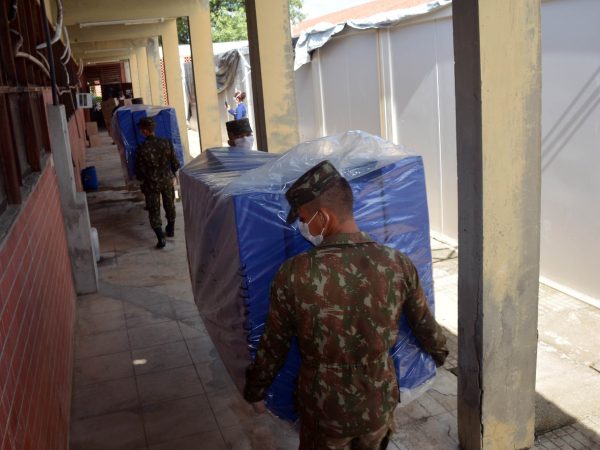 Militares auxiliam na montagem de leitos no Hospital Regional do Seridó, em Caicó — Foto: Divulgação.