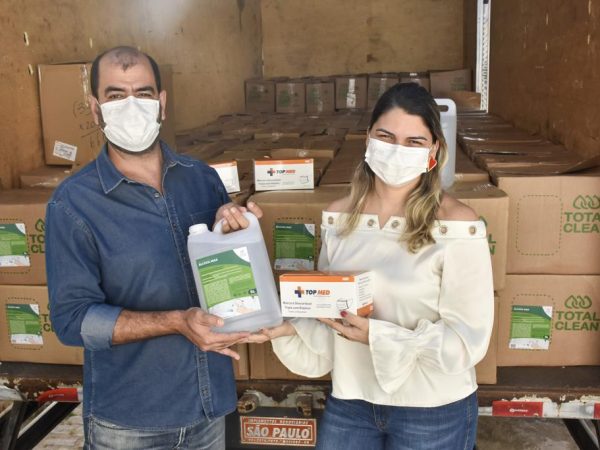Foram entregues 5 mil litros de álcool 70% e mais de 2 mil unidades de máscaras ao Hospital Regional Mariano Coelho — Foto: João Gilberto