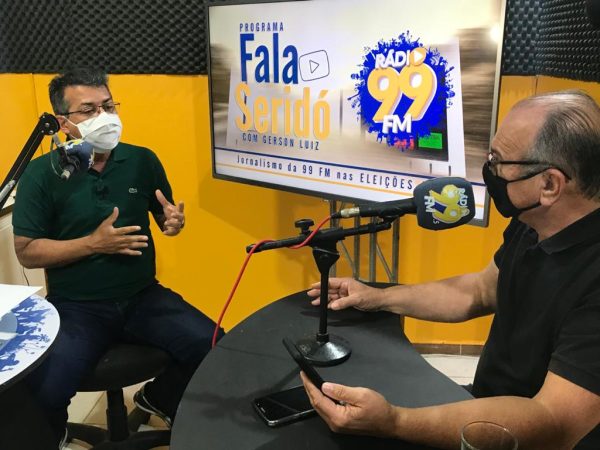 O gestor concedeu entrevista ao comunicador Gerson Luiz na Rádio 99 FM, de Currais Novos, neste sábado (12). — Foto: Divulgação