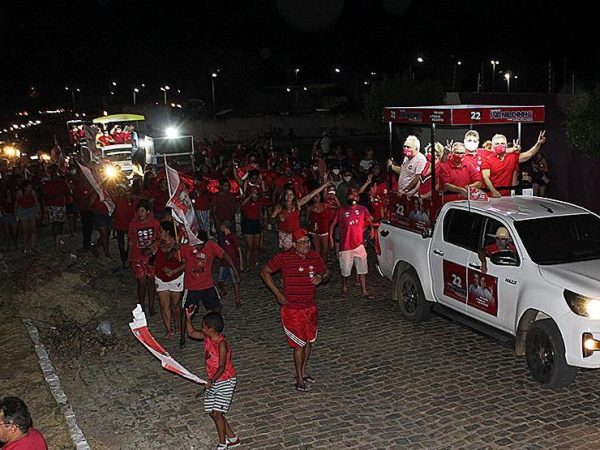 O povo saiu às ruas de Timbaúba dos Batistas para dizer sim a Ivanildinho e Wellington — Foto: Divulgação