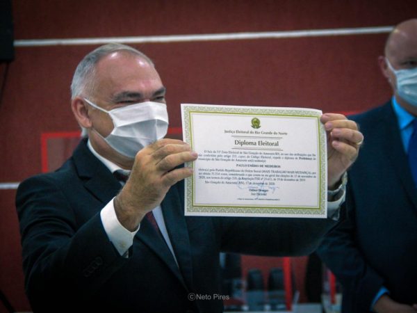 O diploma é a certificação que ele está apto a assumir o cargo a partir de 2021. — Foto: Neto Pires