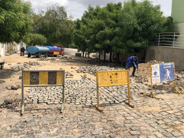 Infraestrutura concluiu a reposição de pavimentação com paralelepípedo da Rua Visitador Fernandes — Foto: Divulgação