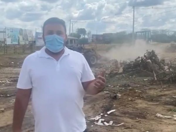 Dr. Tadeu determinou a limpeza do terreno localizado atrás do Cemitério Campo Jorge, no Bairro Boa Passagem. — Foto: Divulgação