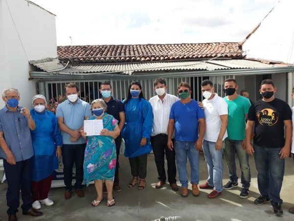 A primeira vacinada no município de São José do Seridó foi dona Geralda Dias de Araújo, 84 anos. — Foto: Divulgação