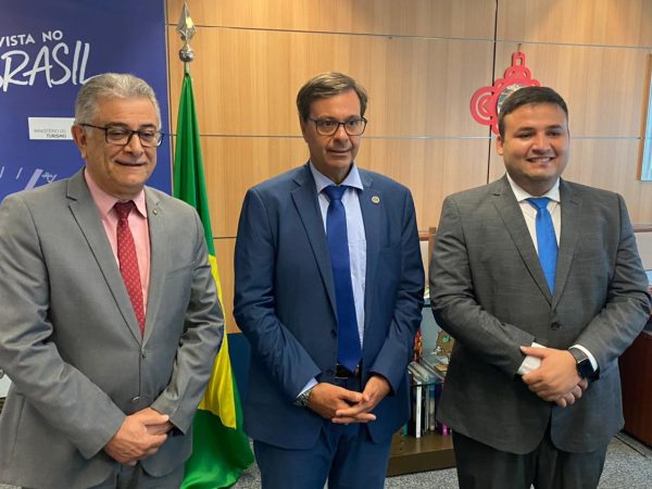 Prefeito de Caicó, Dr. Tadeu e o ministro do Turismo, Gilson Machado Neto em Brasília (DF). — Foto: Divulgação