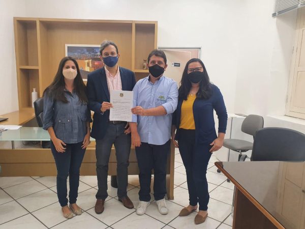 Assinatura contou com a presença do diretor do ITEP, Marcos Brandão e o presidente da FECAM, Anchieta Júnior — Foto: Divulgação