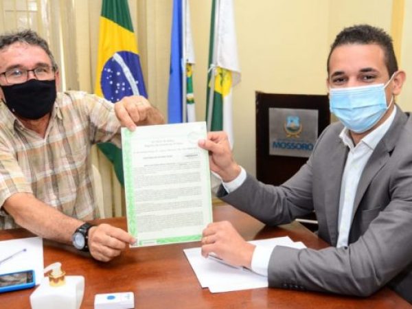 A mudança de comando do Leonardo Nogueira veio com a confirmação do registro em cartório. — Foto: Wilson Moreno/SECOM/PMM