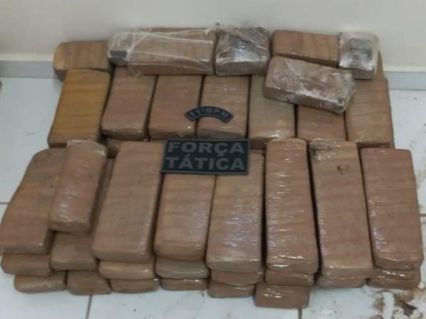 O homem e a droga foram apresentados na Delegacia Especializada de Narcóticos (DENARC). — Foto: Divulgação/SESED