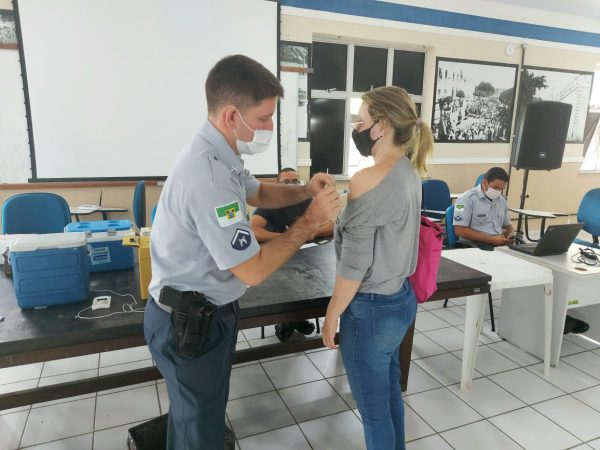 A missão é zerar a fila de espera e vacinar todos os agentes que atuam na segurança pública. — Foto: SESED/Divulgação
