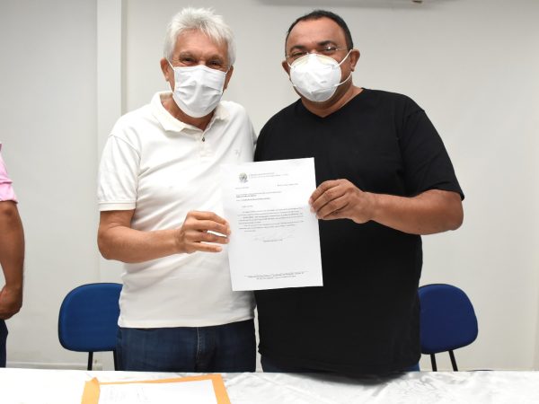 João Maia fez a entrega do ofício com recursos federais para o município no valor de R$ 2,1 milhões. — Foto: Divulgação