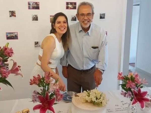 Paula e o sogro comemoram casamento realizado através de procuração. — Foto: Arquivo Pessoal