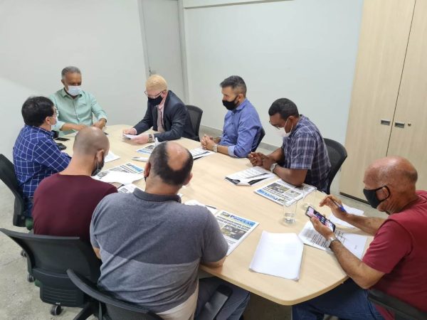 Reunião dos representantes públicos da região com o reitor Arnóbio Araújo, o diretor geral do campus. — Foto: Divulgação