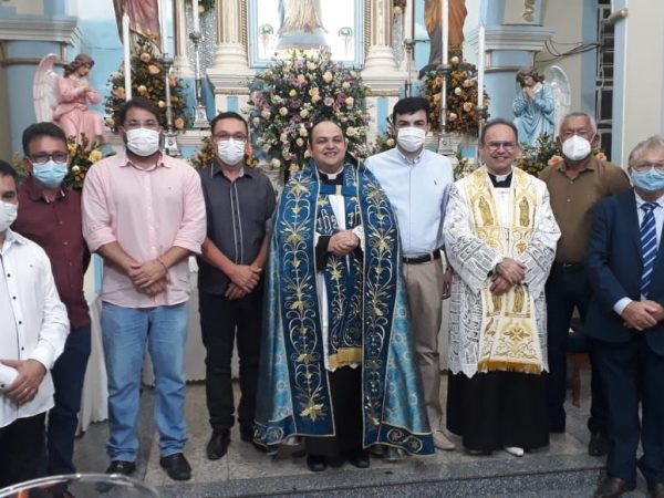 A celebração aconteceu na Igreja Matriz e foi ministrada pelo Pároco Padre Fabiano Dantas. — Foto: Divulgação