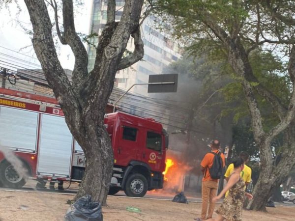 Militares trabalham para conter incêndio em veículo na Avenida Prudente de Morais — Foto: Otaciana Bruna