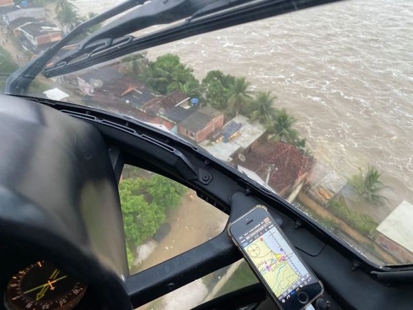 O helicóptero, com cinco tripulantes, saiu no início neste domingo (26) para Ilhéus (BA). — Foto: Divulgação