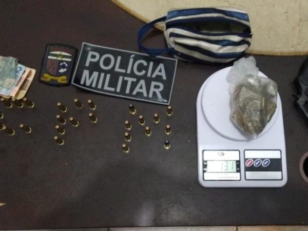 Uma arma, munições e drogas foram apreendidos pela PM — Foto: Reprodução/PM