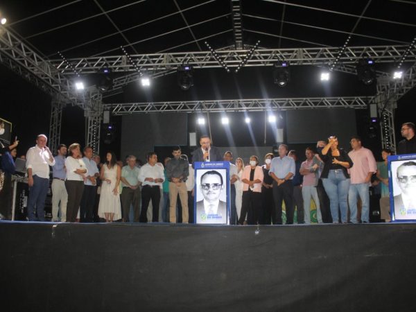 O prefeito Amazan inaugurou o busto de Manoel Paulino, que é pai do desembargador Cláudio Santos. — Foto: Assessoria/PMJS