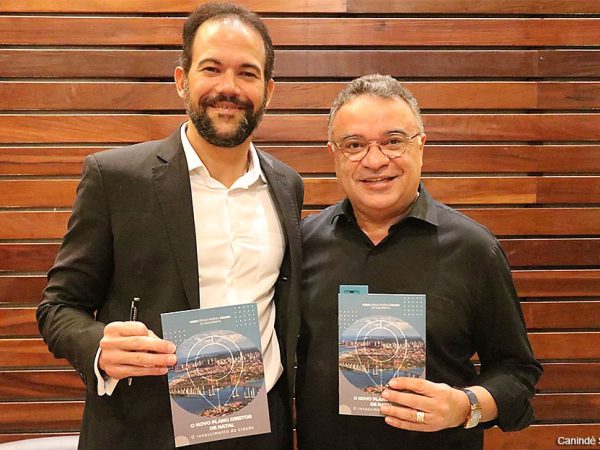 O autor é especialista em Direito Imobiliário e fez o lançamento no Restaurante Nau Frutos do Mar. — Foto: Canindé Soares