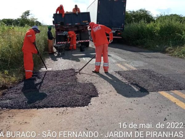 O deputado registrou o início da operação tapa-buraco na estrada que liga Caicó a Jardim de Piranhas. — Foto: Divulgação