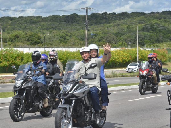 Bolsonaro pilota moto e carrega Rogério Marinho na garupa. — Foto: Reprodução