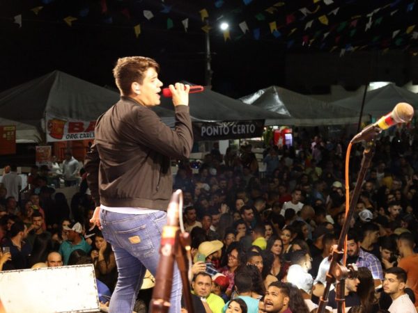 O evento reuniu milhares de pessoas na praça central com apresentação de quadrilhas juninas. — Foto: Divulgação