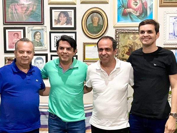 Gilson Dantas recebeu Rogério e Fábio, acompanhado de seu grupo político em Carnaúba dos Dantas. — Foto: Rudimar Ramon