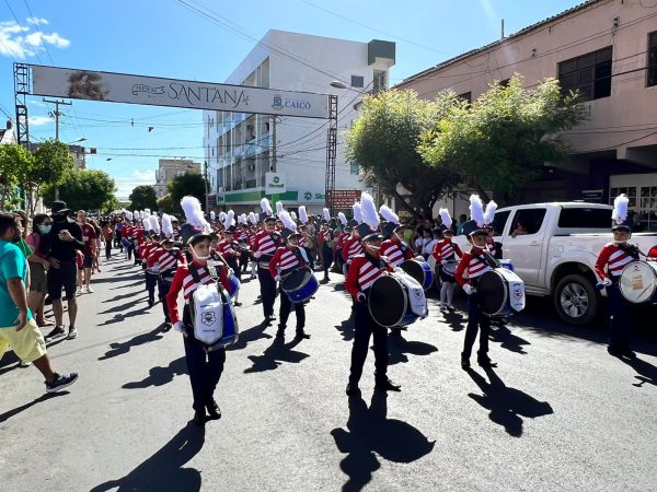 As apresentações das escolas, puxadas por bandas marciais, aconteceram na Avenida Seridó. — Foto: Divulgação/Assessoria