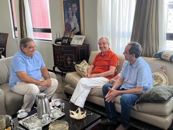 Dr. Álvaro Dias recebeu em sua residência, neste domingo (11), o ex-senador José Agripino e o então postulante ao governo, Fábio Dantas. — Foto: Reprodução