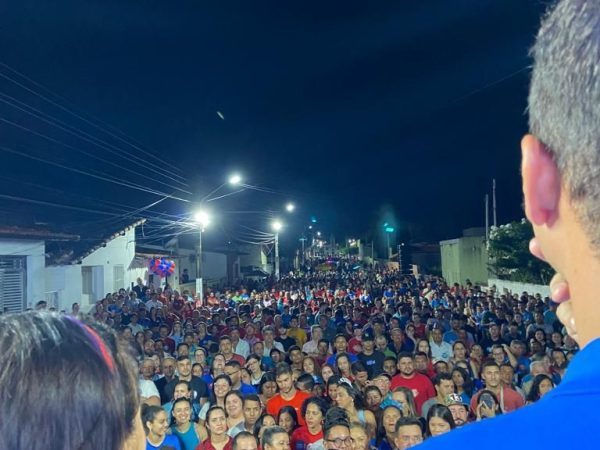 O parlamentar reuniu milhares de pessoas prefeitos, vices e vereadores em um grande ato de apoio à candidata ao Governo Fátima Bezerra, em Monte Alegre. — Foto: Divulgação