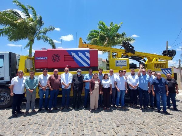 Consórcio recebeu máquina do MDR, através da CODEVASF para perfuração de poços artesianos nos municípios. — Foto: Divulgação
