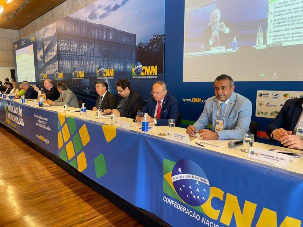 Nesta terça (18), os prefeitos se reuniram na sede da CNM para discussão das pautas. — Foto: Divulgação