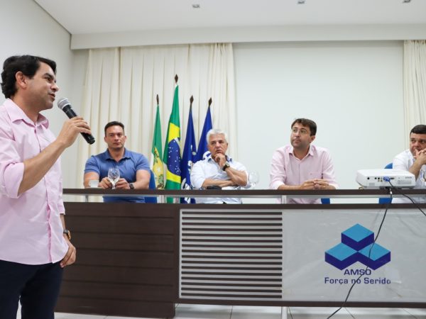 O diretor apresentou o projeto para a conclusão do Centro de Diagnóstico e Ensino da Liga em Currais Novos. — Foto: Divulgação