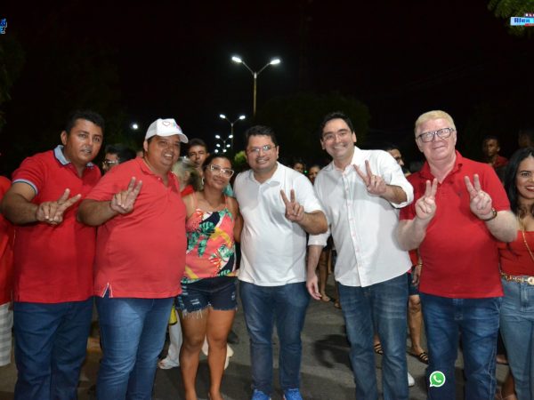 Nesse domingo, a cidade ficou com as ruas lotadas de vermelho em apoio ao agricultor e ao doutor. — Foto: Divulgação