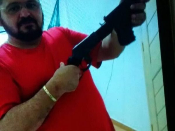 Foto de Wilson Jales empunhando armas está anexada aos inquéritos que apuram os assassinatos dos quais ele é suspeito de ser o mandante — Foto: Cedida/Polícia Civil
