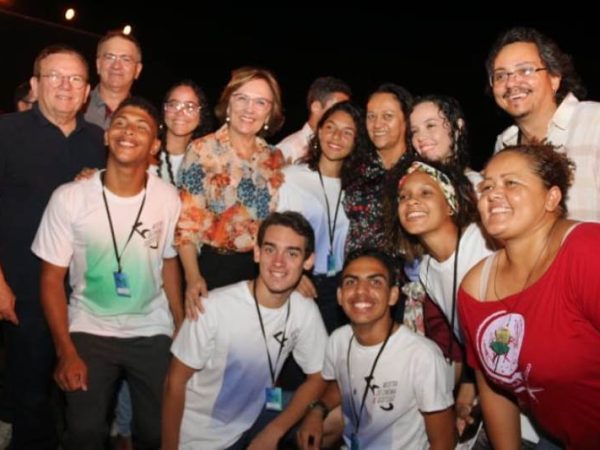 Zenaide Maia com os jovens de Gostoso na Mostra de Cinema (Foto: Divulgação)