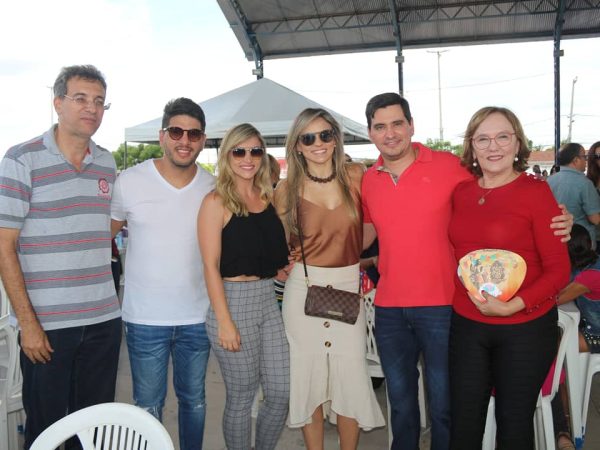 Acompanhada do deputado George Soares e de muitos amigos, Zenaide participou da festa como faz todos os anos — Foto: Divulgação