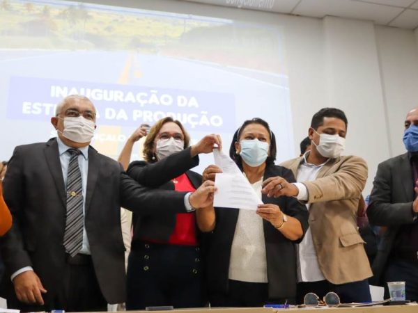 Zenaide com a governadora Fátima Bezerra, o vice Antenor Roberto e o prefeito Eraldo Paiva no ato da assinatura. — Foto: Divulgação