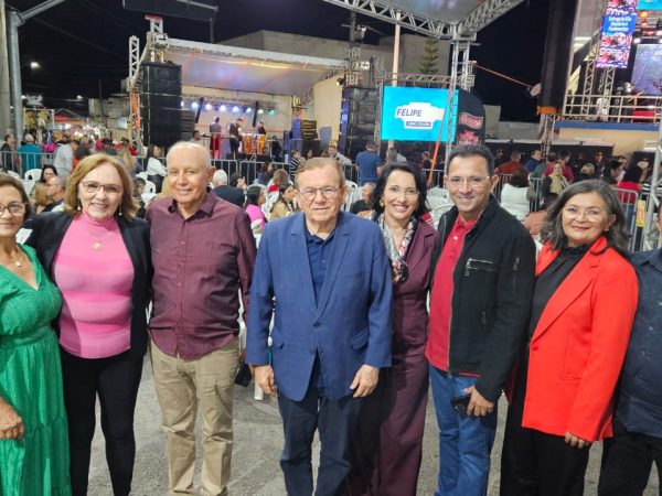 Ao lado da ex-prefeita Graça Oliveira, a senadora cumprimentou as pessoas que estavam presentes no festival. — Foto: Divulgação
