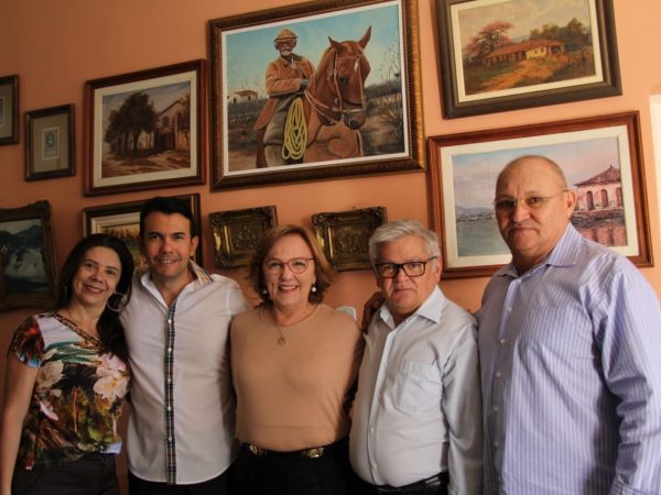 Zenaide com o ex-prefeito Padre Jocimar e os vereadores: José da Noite, Andréia Araújo e Dedé do Consórcio (Foto: Divulgação/Assessoria)