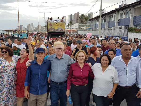 Ao lado da governadora, Fátima Bezerra, o prefeito Álvaro Dias, vereadores e cristãos católicos — Foto: Divulgação/Assessoria