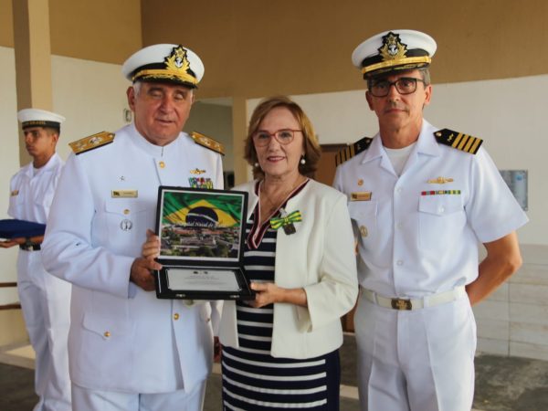 A entrega da honraria, que celebra o Dia do Marinheiro, seguiu a rigor os ritos militares — Foto: Divulgação