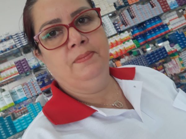 Com 26 anos de experiência, Dra. Zuzel Ramos Rodriguez é uma entre médicos cubanos que viraram atendentes de farmácia no RN — Foto: Cedida