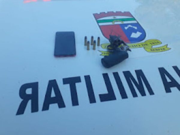 Homem estava com o aparelho celular roubado e o revólver calibre 38 municiado com seis munições intactas — Foto: Reprodução/PM
